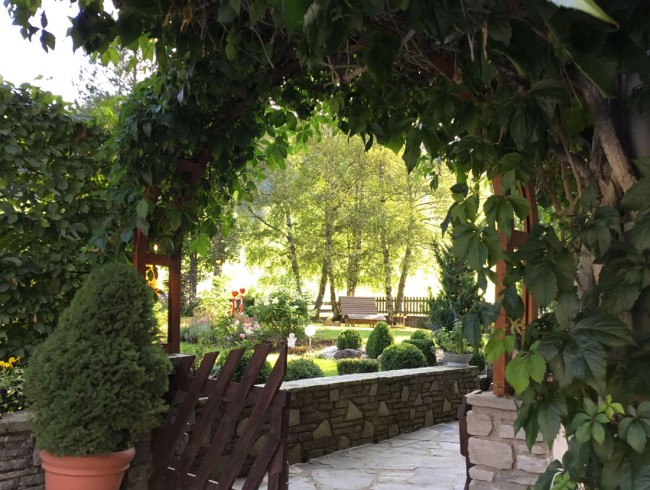 Großer Garten im Appartement Gästehaus Kirchgasser in Filzmoos